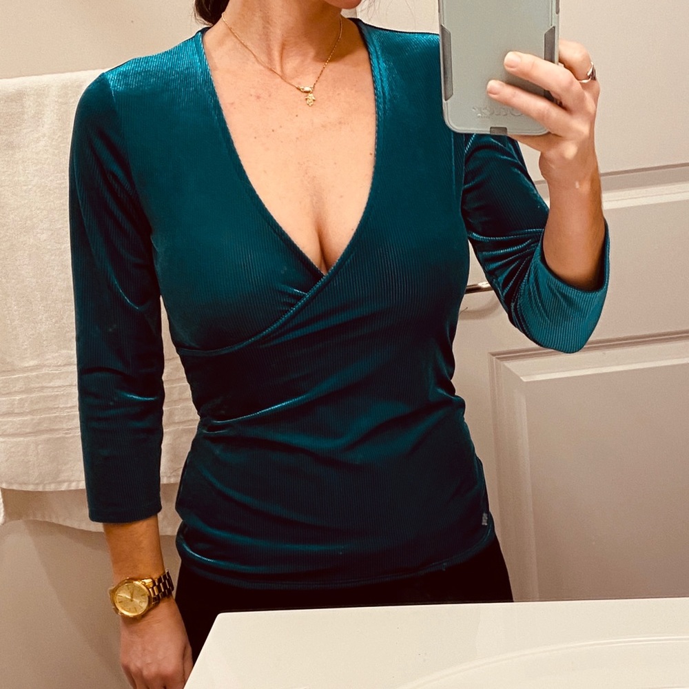 Beautiful green top - Picture 3 of 7